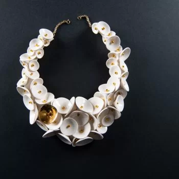 Colier alb cu palnii-bijuterie-raluca-buzura