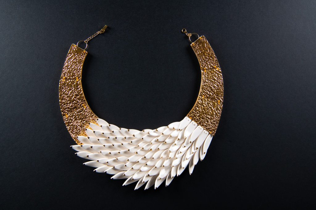 Colier Alb cu varfuri aurii-bijuterie-raluca-buzura