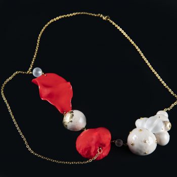 Colier bej rosu portret-bijuterie-maria-filipescu